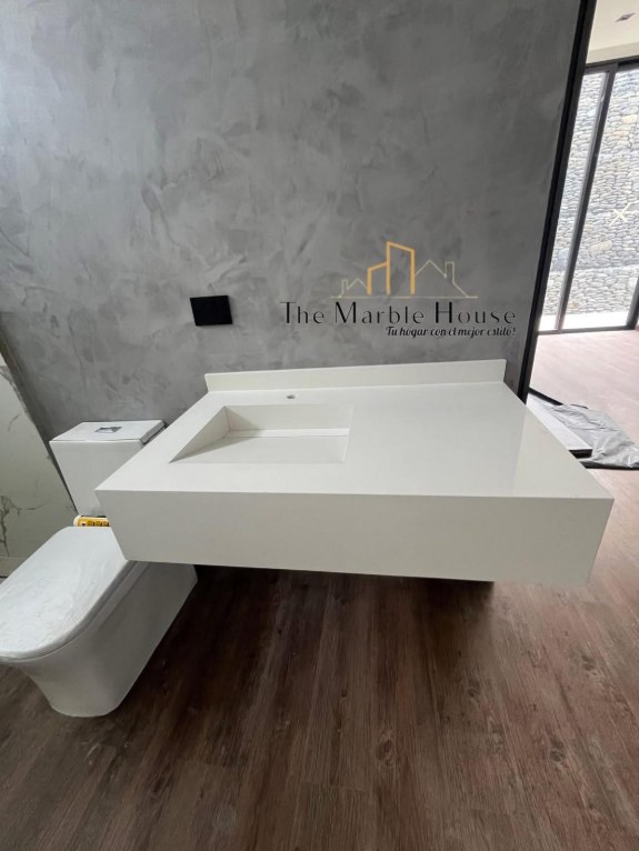 Lavamanos flotante blanco en baño