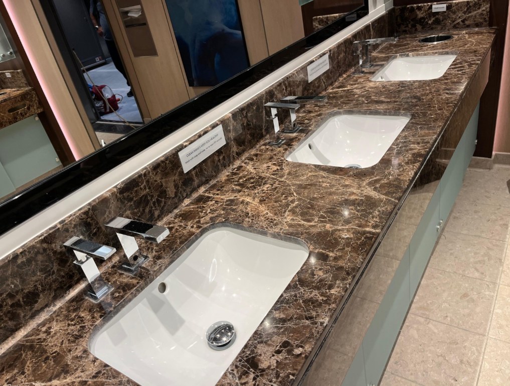 Mesones de baño en mármol marrón emperador