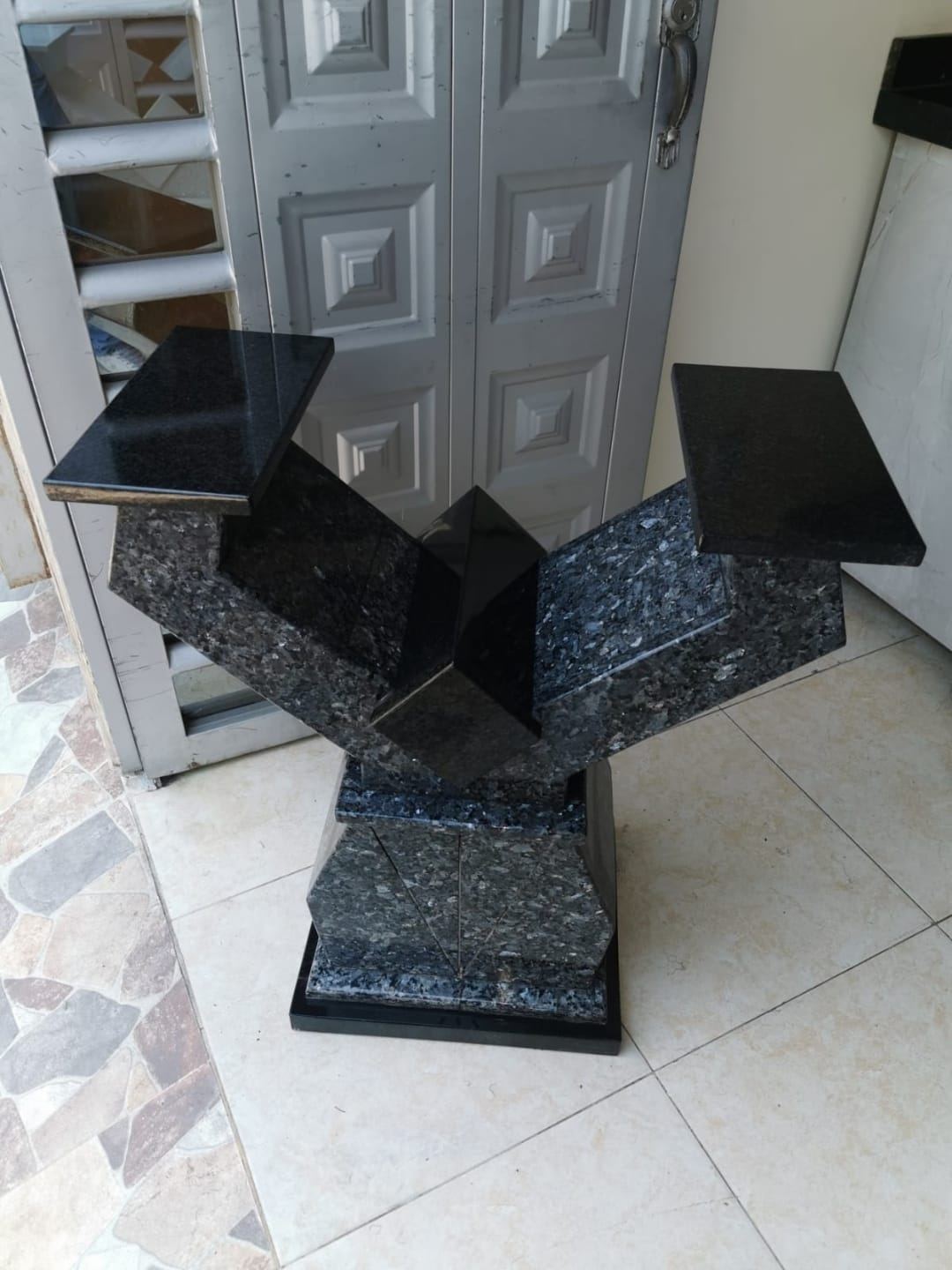 Base para mesa de comedor tallada en granito negro