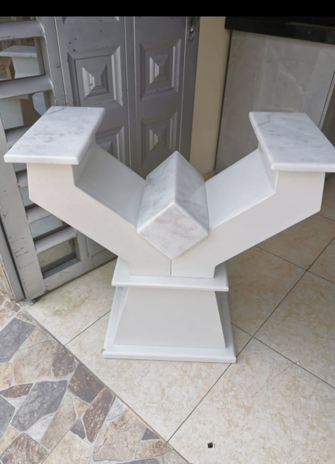 Base para mesa de comedor tallada en mármol blanco