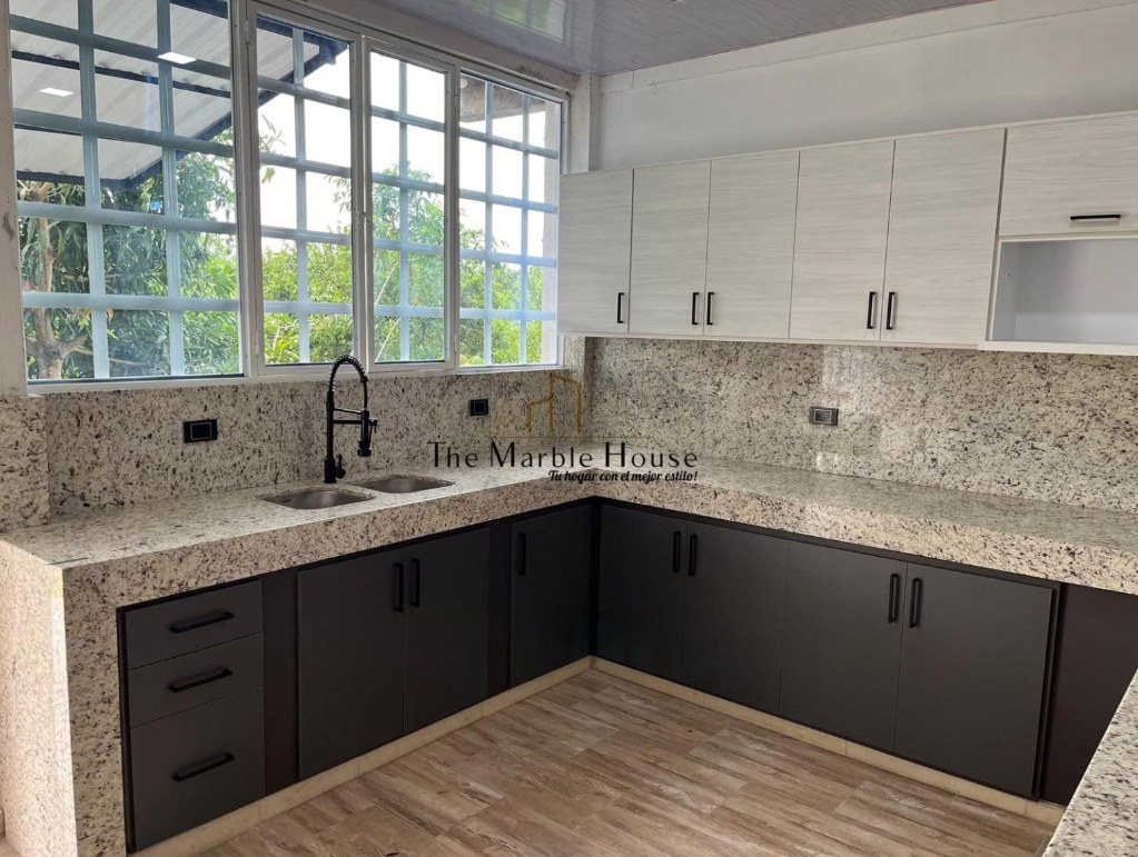 Cocina integral en granito blanco Dallas con ventanales