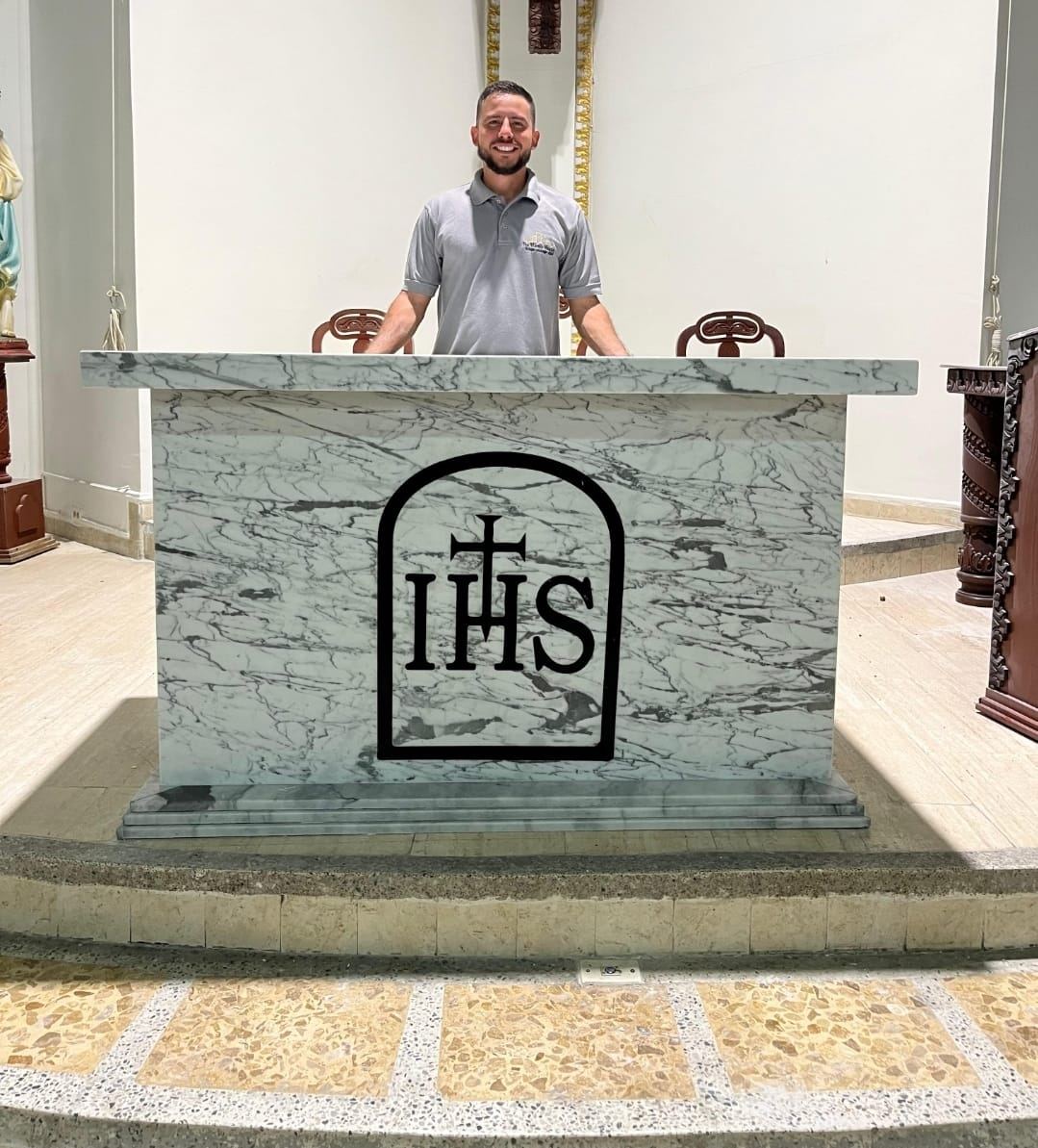 Cristian Aicardo Bedoya, de The Marble House, junto a un altar tallado en mármol