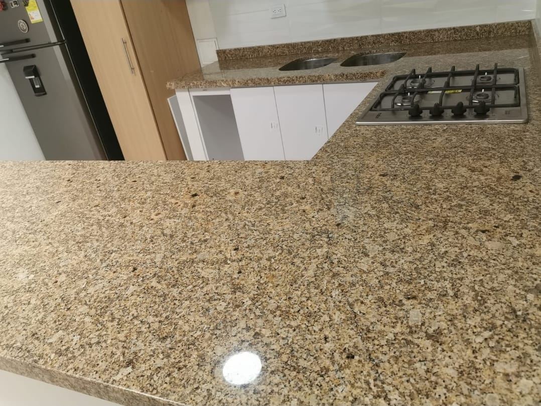 Cocina en granito natural Amarillo Jazmín