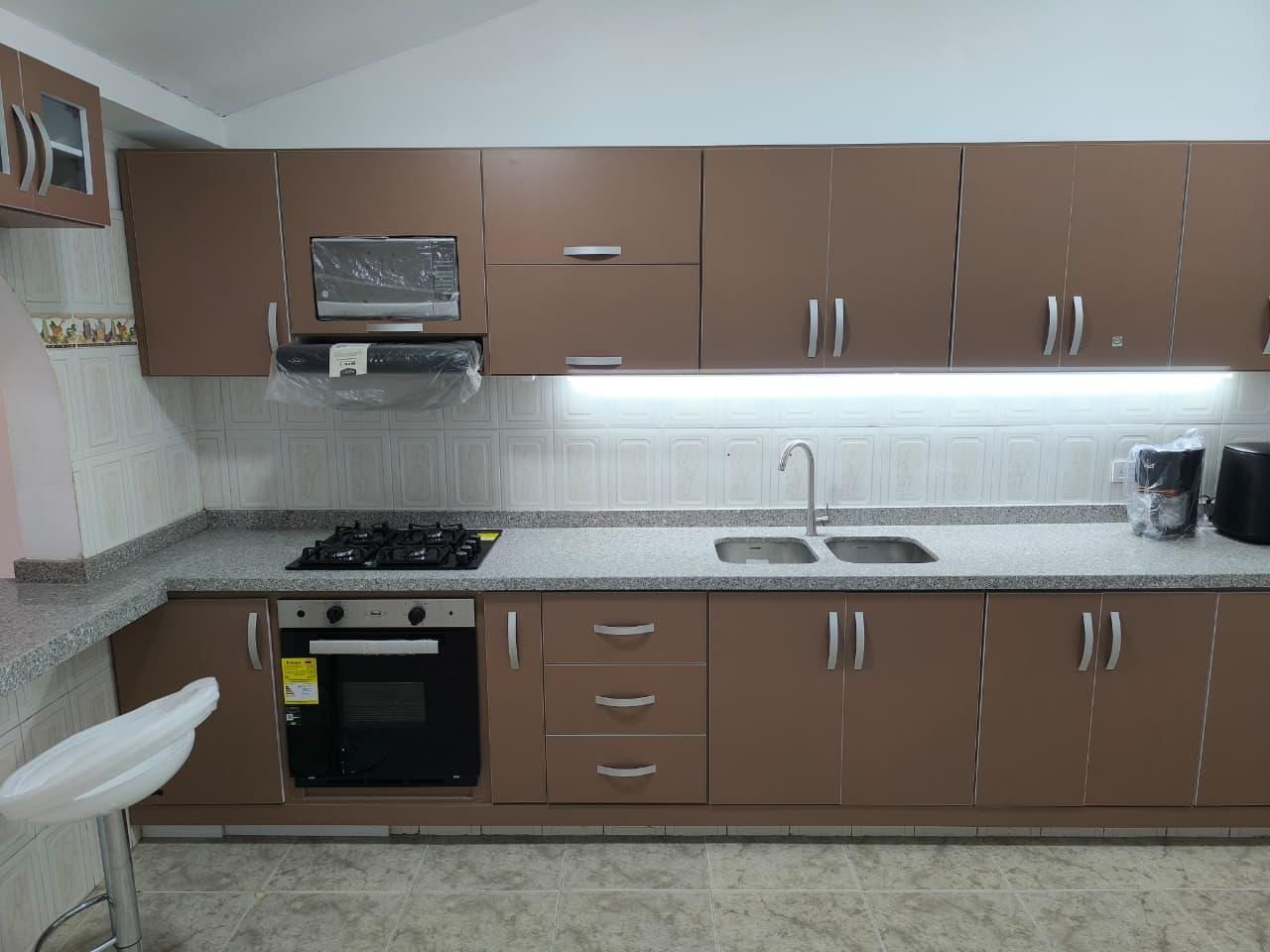 Cocina integral con mesón en granito natural beige rosa