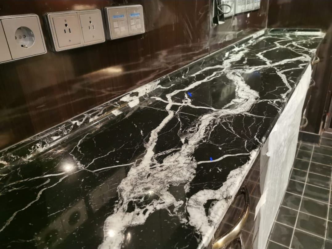 Mesón en granito natural Negro Exótico con vetas blancas