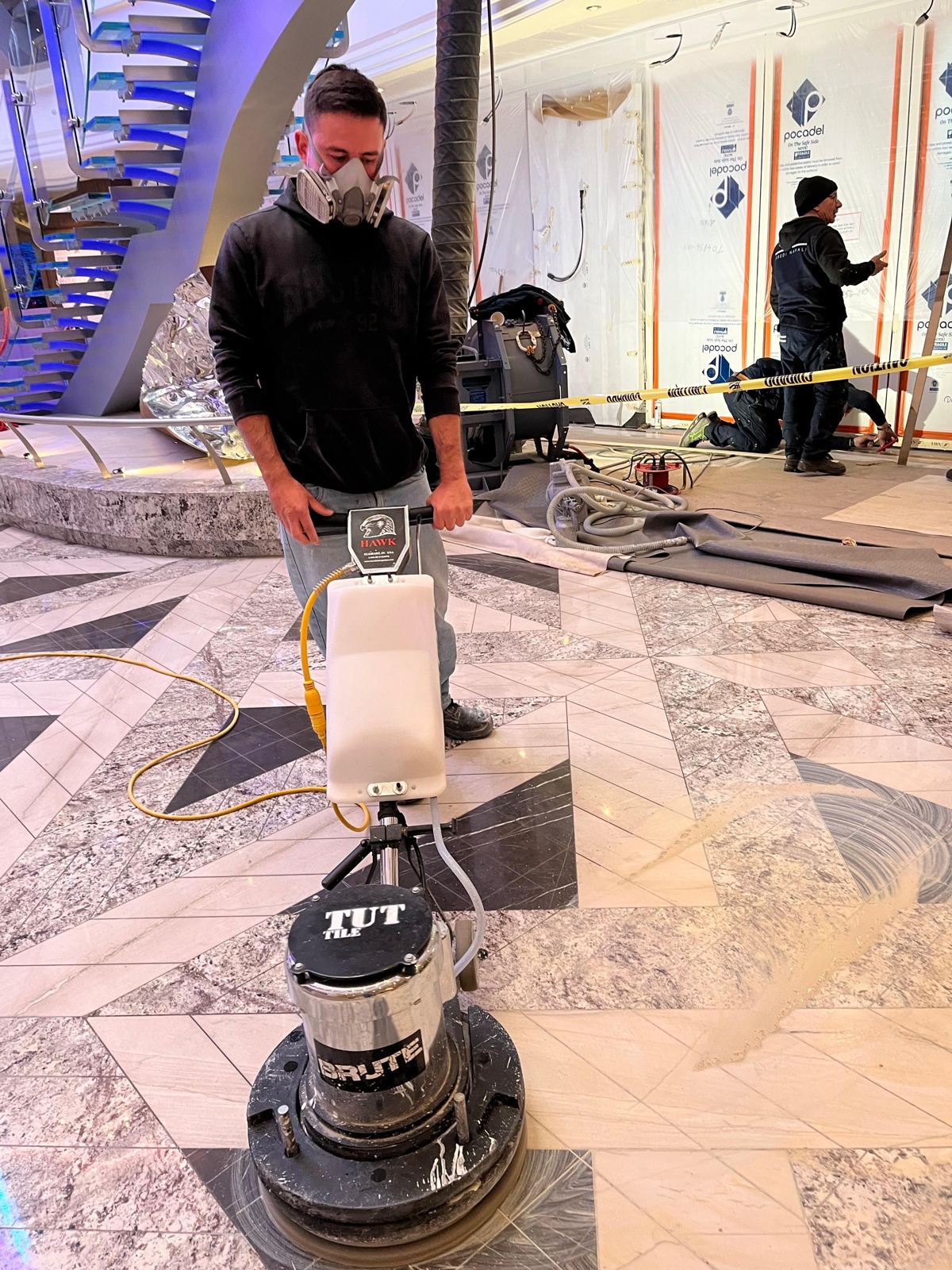 Instalación de piso en mármol a bordo de un crucero internacional