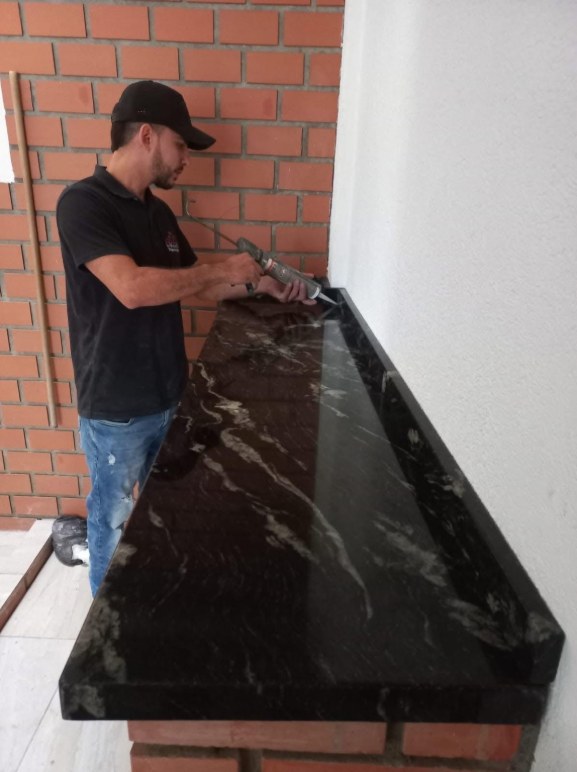 Instalación y sellado de mesón en granito Negro Exótico