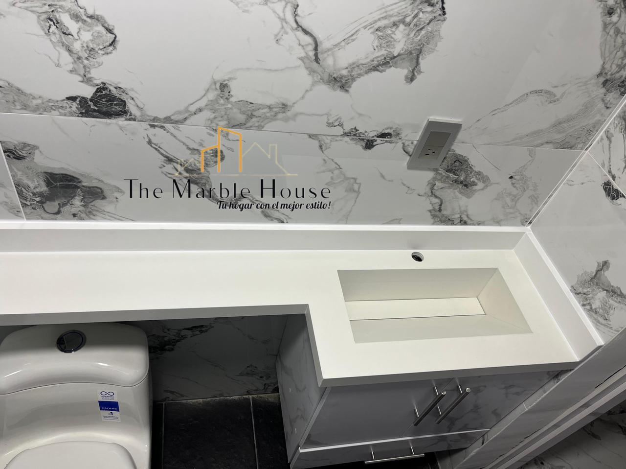 Baño revestido en mármol blanco