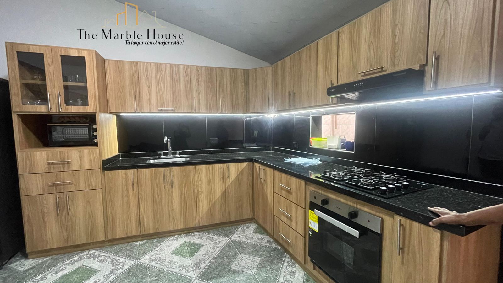 Cocina integral en granito con gabinetes de madera